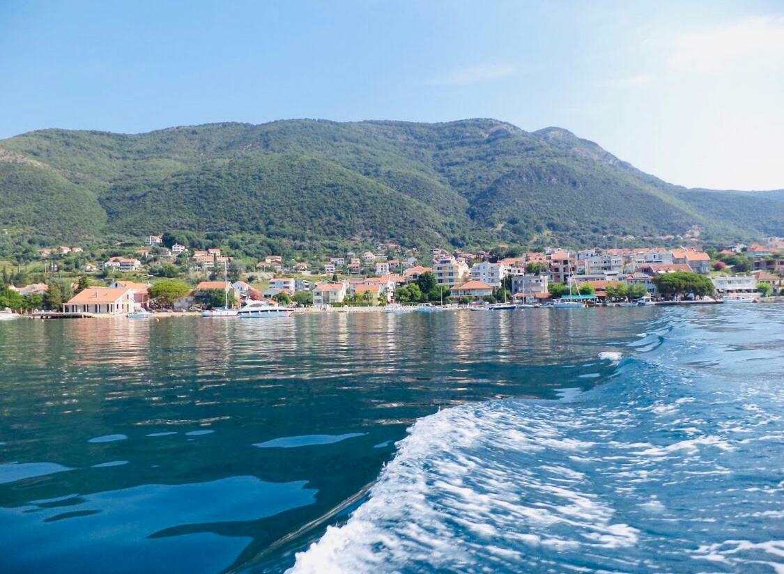 Vila Duricic 300M Od Mora Hotel Ðenovići Bagian luar foto