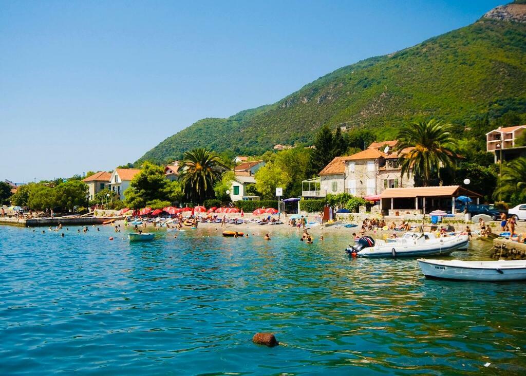 Vila Duricic 300M Od Mora Hotel Ðenovići Bagian luar foto